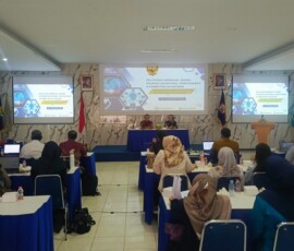 Peserta mengikuti sesi praktik secara langsung dengan melakukan proses crimping kabel jaringan sebagai bagian dari implementasi materi yang telah disampaikan oleh narasumber.